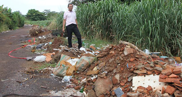 Pastor Raimundo pede solução para entulho, buraco e mato alto no Parque São Paulo 