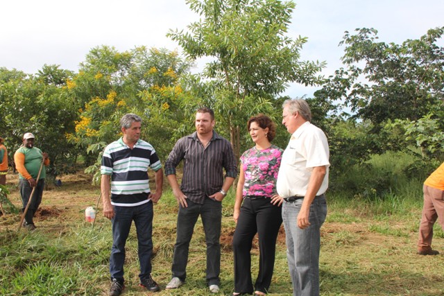 Edna Martins acompanha manutenção de represa na Chácara Flora