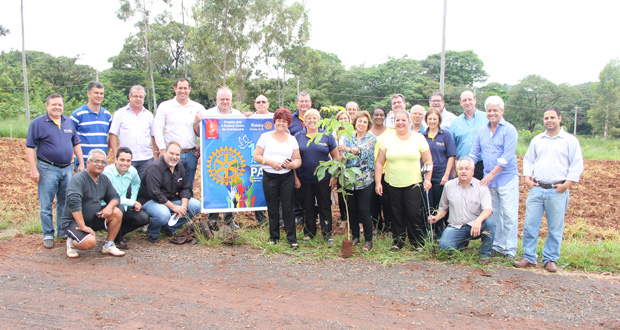 Jair Martineli e Jéferson Yashuda apoiam plantio de árvores dos Rotarys