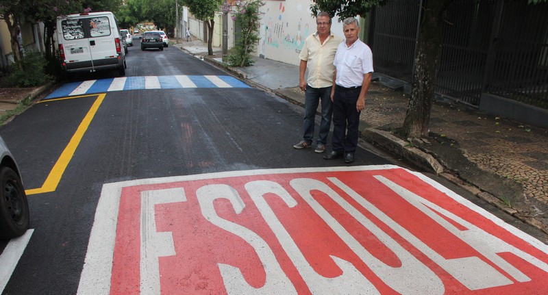 Jair Martinelli e Coca apresentam modelo de sinalização nas escolas