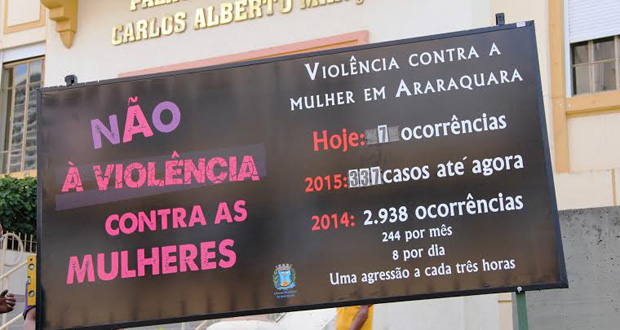 Painel em frente à Câmara mostra números da violência contra a mulher em Araraquara