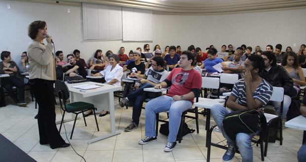 Edna Martins ministra palestra para alunos de Jornalismo e Publicidade e Propaganda