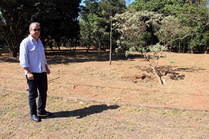 Jair Martinelli acompanha limpeza em bosque no Jardim Imperador