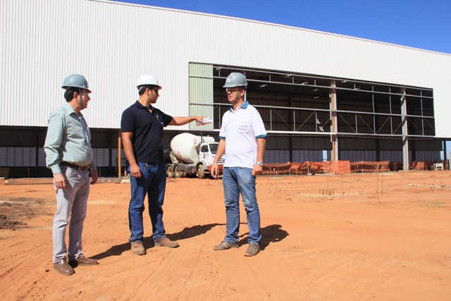 Gerson da Farmácia e farmacêutico Jeferson Yashuda acompanham obra da Randon