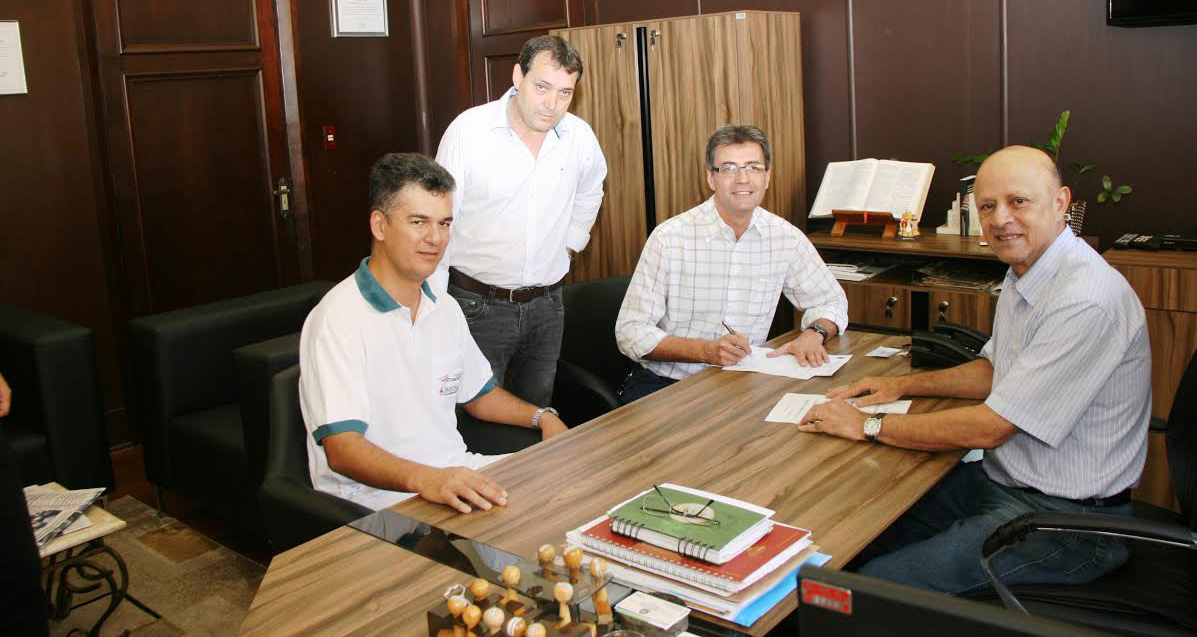 Renato Haddad cumpre protocolo e toma posse na Câmara