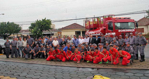 Corpo de Bombeiros recebe equipamentos de combate a incêndio em vegetação