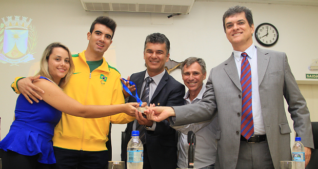 Atleta paralímpico recebe Medalha do Mérito Desportivo na Câmara (com vídeo)