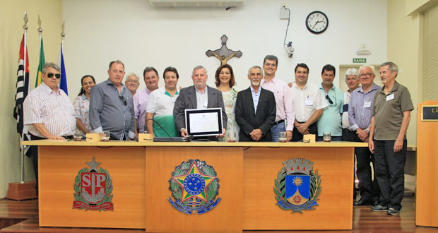 Câmara entrega diploma de honra ao mérito a João Zana