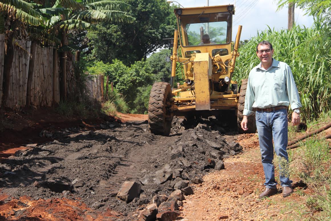 Vereador Gerson da Farmácia visualiza reparos na estrada dos Machados