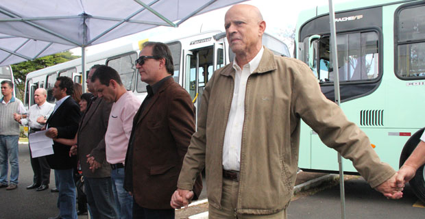 Vereadores acompanham entrega de novos ônibus do transporte coletivo