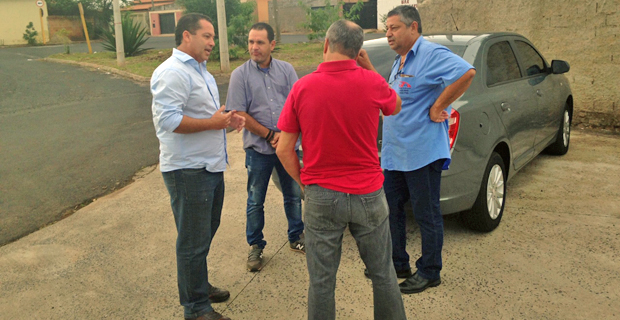 Vereadores Aluisio Braz, Boi e Rodrigo Buchechinha ouvem reivindicação de morador do Distrito Industrial
