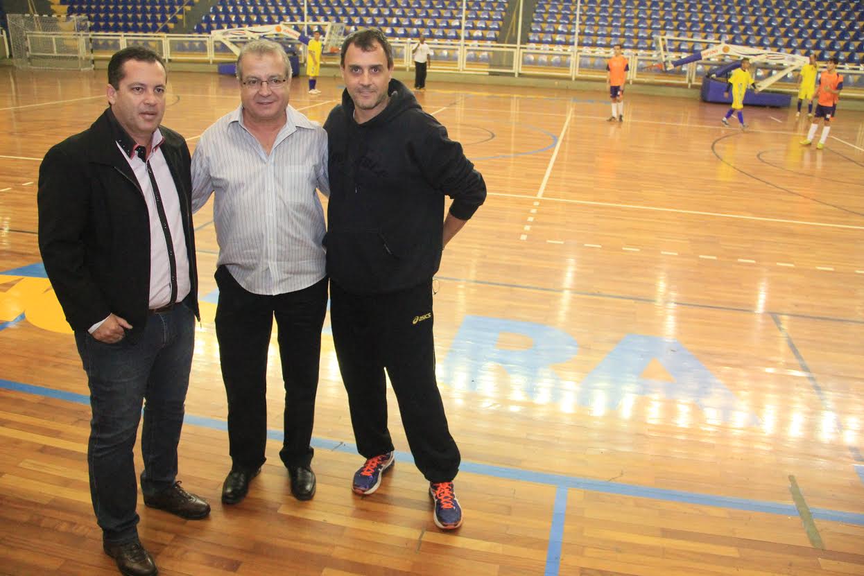 Boi e Jair Martineli acompanham jogos colegiais de futsal no Gigantão
