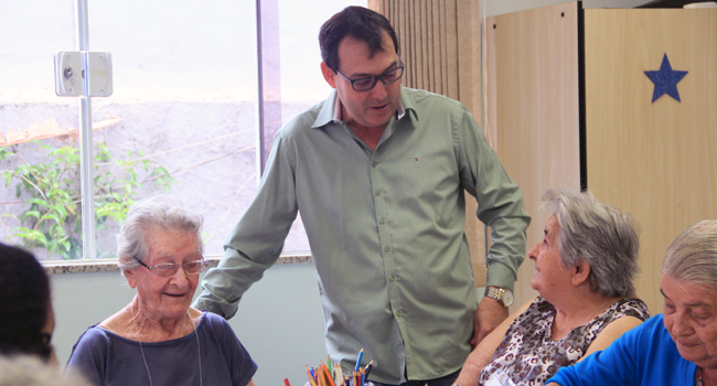 Gerson da Farmácia visita Centro Dia do Idoso