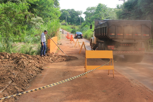 Gerson da Farmácia verifica ponte na estrada próxima à Unesp