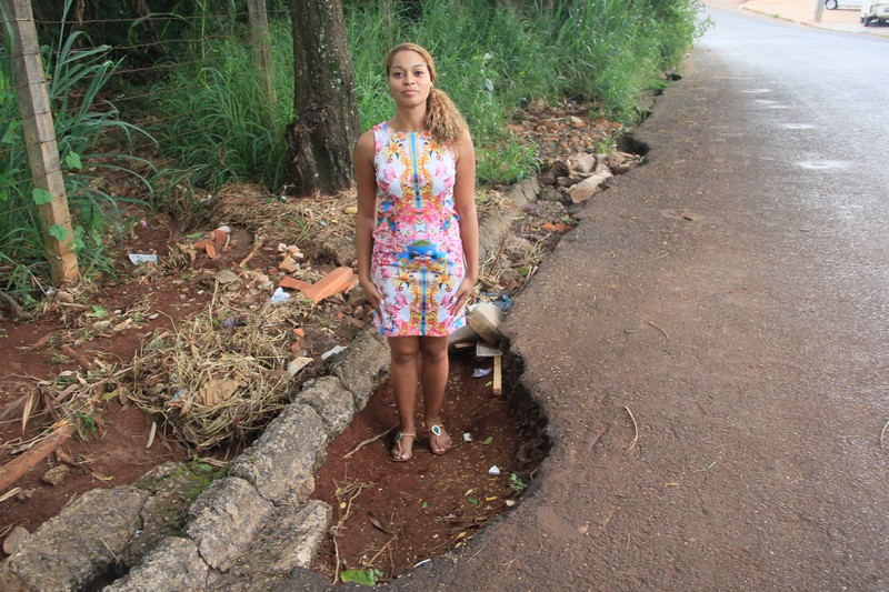 Thainara Faria pede providências para trânsito e retirada de dois postes no Altos de Pinheiros II