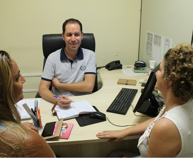 Vereador Roger Mendes recebe integrantes da Ampara