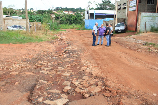 Edson Hel e secretário de Obras visitam Jardim das Gaivotas