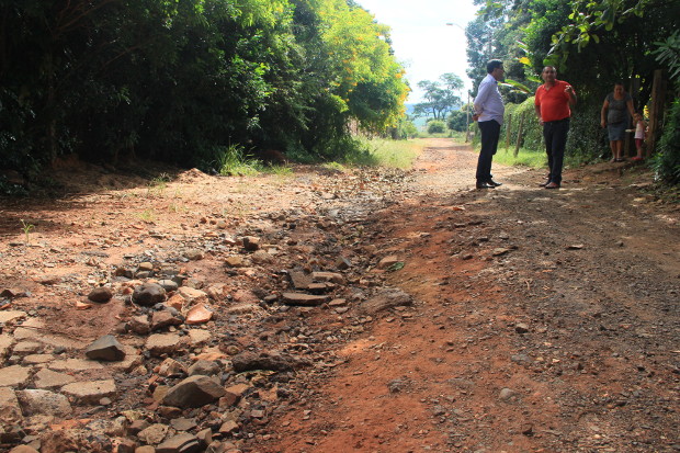 Lucas Grecco verifica problemas nas ruas do Recreio Campestre