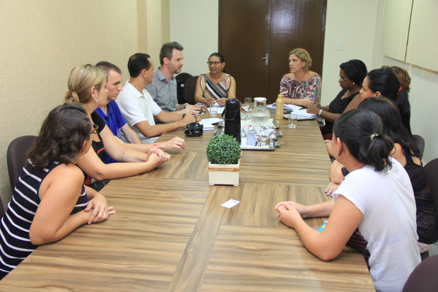 Rafael de Angeli discute situação de agentes educacionais com secretária de Educação