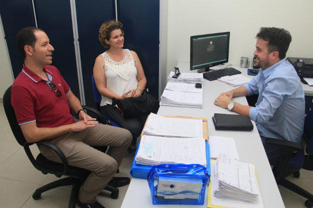 Roger Mendes e presidente da AMPARA conversam com gerente do CER