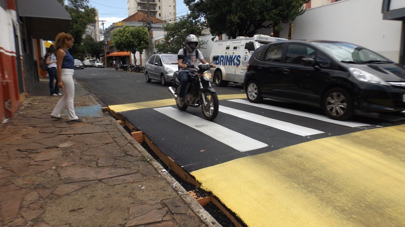 Lombofaixa é construída em frente universidade após indicação da vereadora Thainara Faria