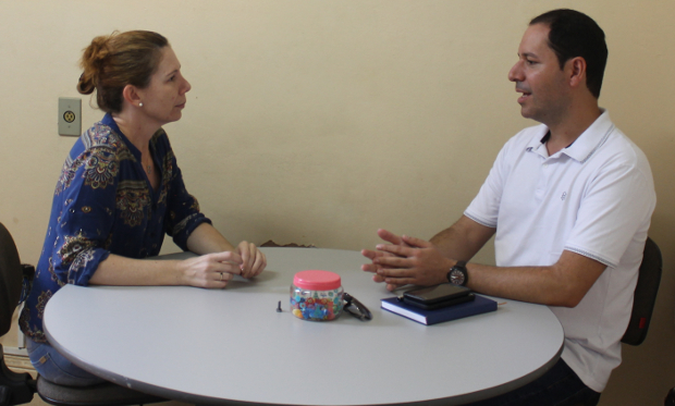 Roger Mendes dialoga com coordenadora de Acervos e Patrimônio Histórico