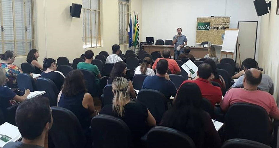 Roger Mendes realiza abertura de curso da Escola do Legislativo