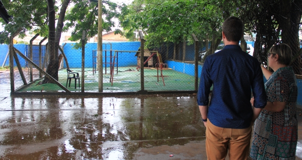 Rafael de Angeli constata necessidade de reforma em escola municipal