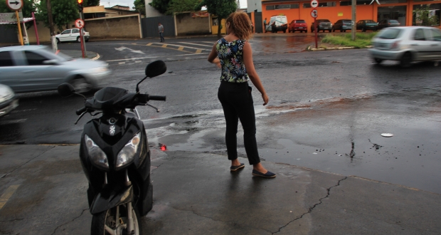 Thainara Faria se reúne com gerente de supermercado para discutir melhorias em via