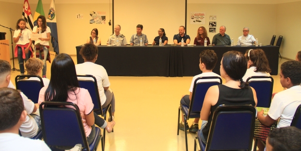 Thainara Faria acompanha lançamento do 16° Consetrans