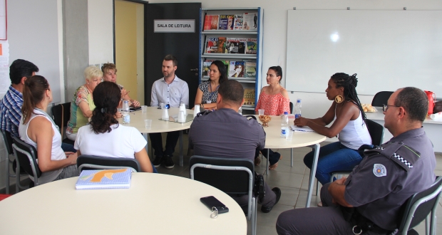 Rafael de Angeli participa de reunião que visa diminuir o vandalismo em escola no Jardim dos Oitis