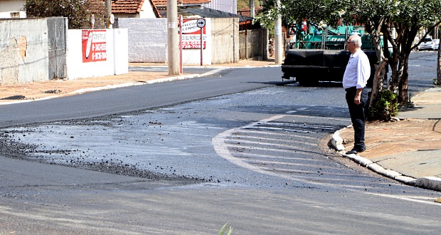 Paulo Landim acompanha recuperação asfáltica de via na Vila Velosa