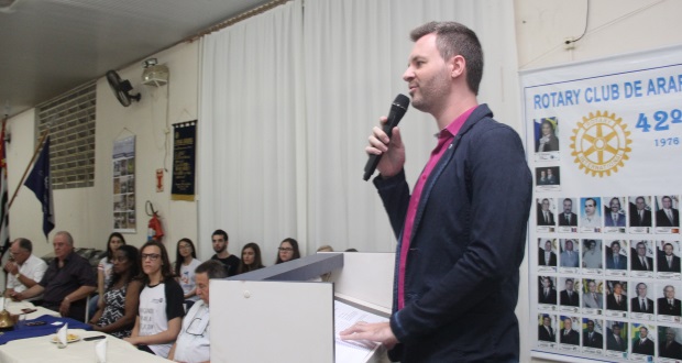 Rafael de Angeli participa da entrega de cadeiras de rodas no Rotary