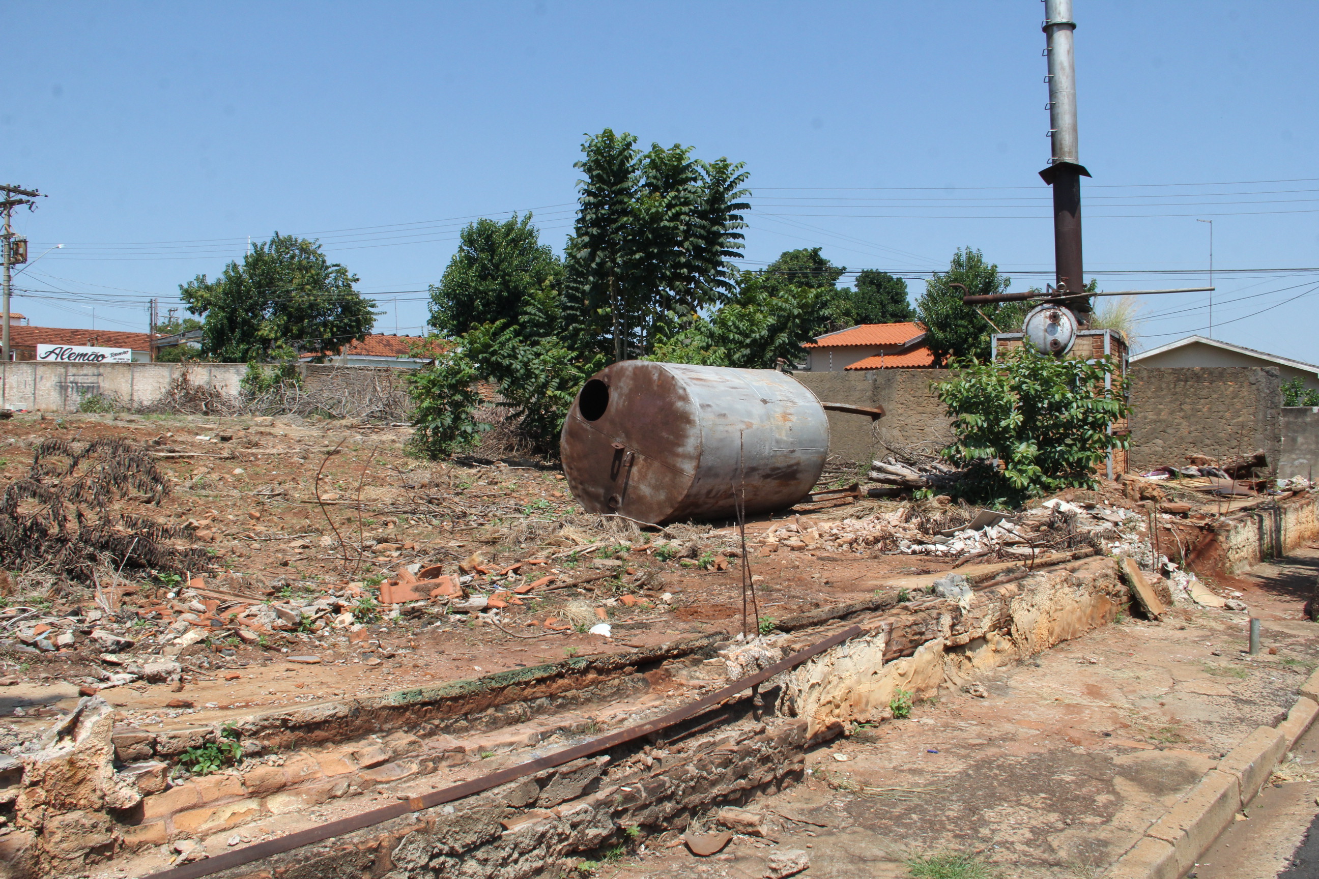 Edson Hel cobra providências sobre terreno abandonado e tapa-buraco no Santa Angelina