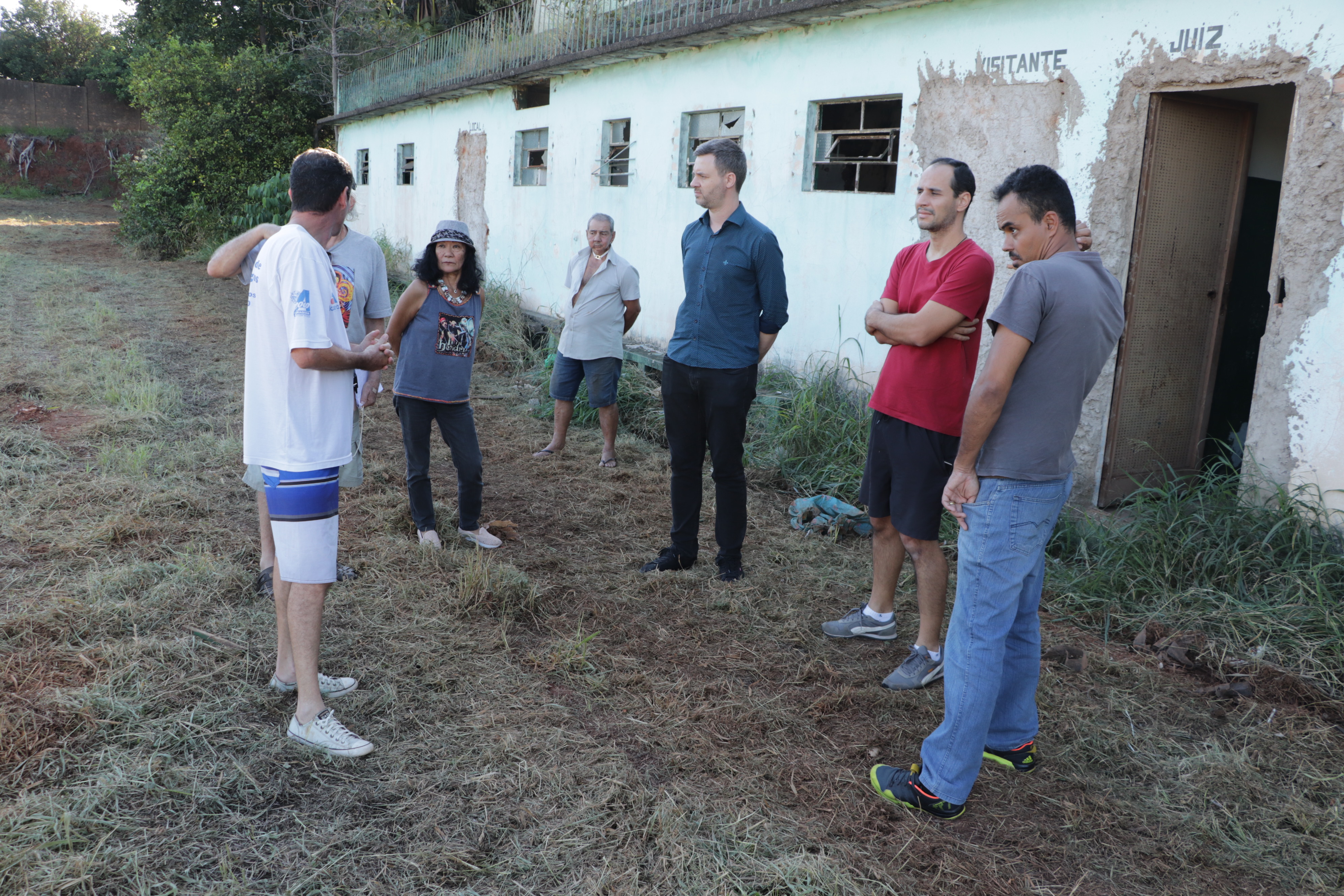 Campo abandonado pela Prefeitura gera insegurança na Vila Santa Maria