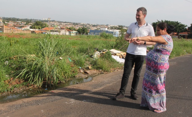 Terreno da Prefeitura virou moradia e ‘bolsão’ no Adalberto Roxo