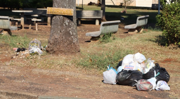 Praça na Vila Xavier vira depósito de entulho