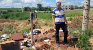 Lixo e mato alto também incomodam moradores